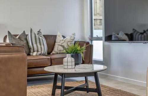 Oxenford House | Dream World Escape 4BR Oxenford - Pool, Gym BBQ