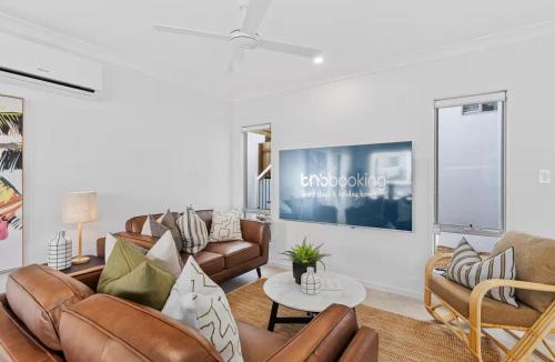 Oxenford House | Dream World Escape 4BR Oxenford - Pool, Gym BBQ