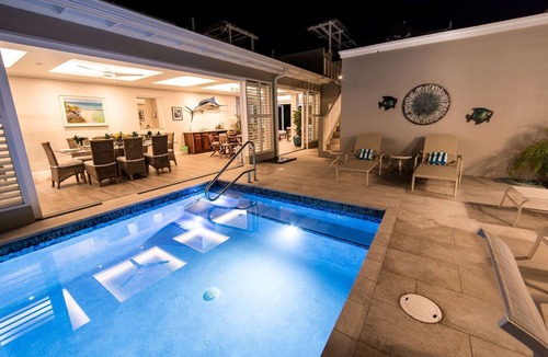 Silver Sands Villa | Driftwood Villa (2/3 Rooms)
