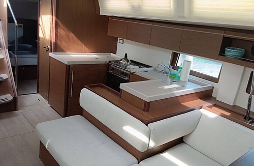 Komolac Boat Rental | Dubrovnik Delight: A Sun-Kissed Sailing Experience