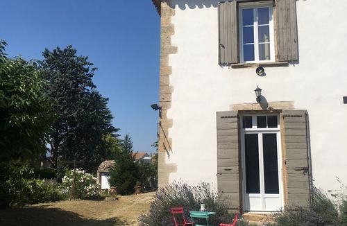 Pertuis Apartment | Dwelling in farmhouse with independent entrance (no shared rooms)