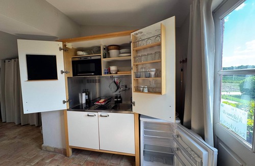 Rognes Apartment | East Studio – Château Barbebelle Wine Estate Provence