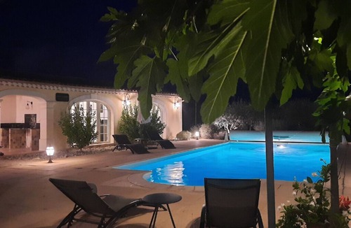 Rochegude Villa | Echappée en Provence Villa with 2 apartments around a swimming pool.