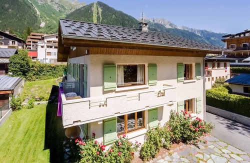 Chamonix City Centre Cottage | Edelweiss 3 Apartment - an apartment that sleeps 4 guests, parking, wifi