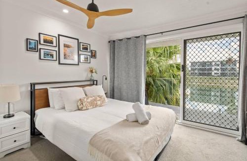 Elanora House | Elanora Oasis - Lakefront Serenity and Resort Living