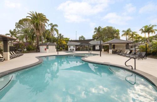 Elanora House | Elanora Oasis - Lakefront Serenity and Resort Living