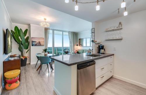 Coconut Grove Apartment | Elegant 2BR Condo at Hotel Arya Full Kitchen Wraparound Views 2 Parking Spots