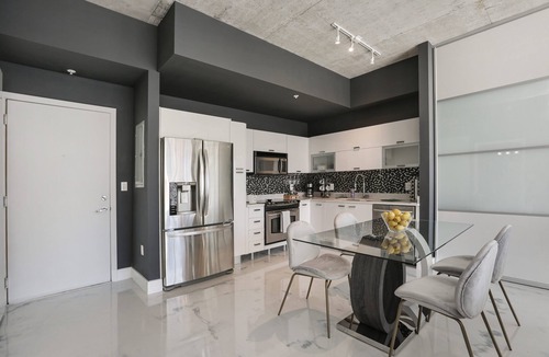 Downtown Miami Apartment | Elegant and luxurious 2/2 skyline view in downtown miami