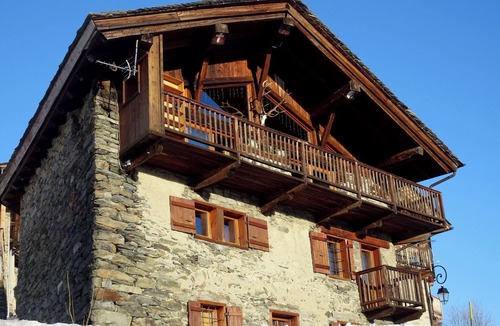 Montvalezan Ski Chalet | Elegant Boutique Chalet for 10, self catered or with private Chef