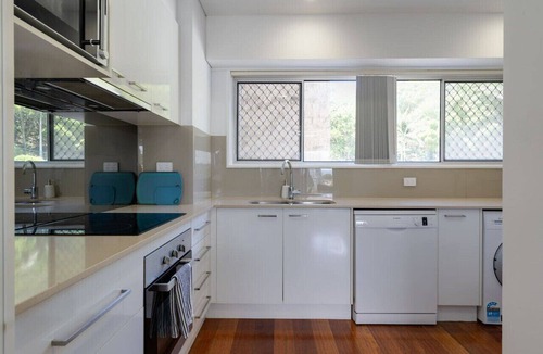 Burleigh Heads Apartment | Elegant Burleigh Headland Apartment with Balcony, Ocean and Skyline Views