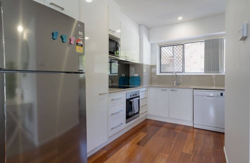 Burleigh Heads Apartment | Elegant Burleigh Headland Apartment with Balcony, Ocean and Skyline Views
