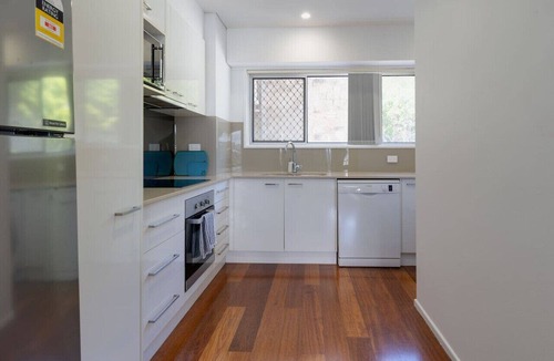 Burleigh Heads Apartment | Elegant Burleigh Headland Apartment with Balcony, Ocean and Skyline Views