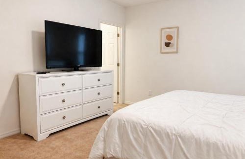 Loughman House | Elegant Private Room with Ensuite Bath in Luxury Villa