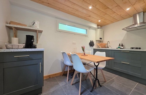 Loubeyrat Ski Chalet | Enjoy a Nordic bath by the pond