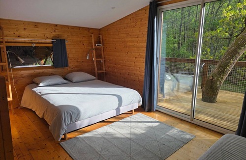 Loubeyrat Ski Chalet | Enjoy a Nordic bath by the pond