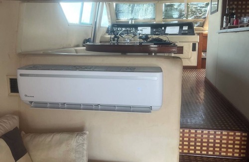 North Miami Boat Rental | Enjoyable 4-bedroom boat with AC in vibrant Miami Beach