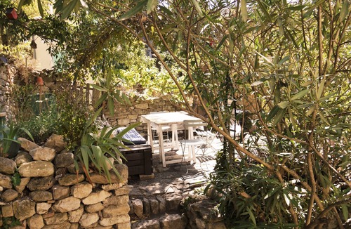 Fontaine-de-Vaucluse House | Entire apartment, 5 beds, shaded terrace
