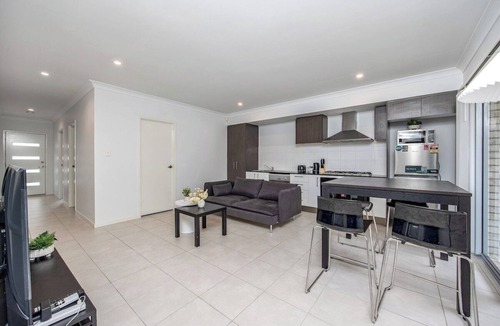 Coomera House | Entire two-bedroom duplex apartment near a theme park