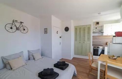 Greoux-les-Bains Apartment | Escapade à deux en Provence, Adresse calme, centre à pied, Wifi, Climatisation et Parking gratuit à 50m