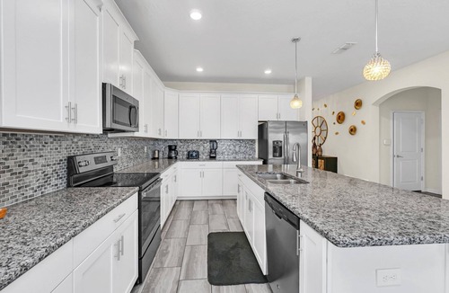 Kissimmee Villa | EV 4795 - 6 Bed 5 Bath Villa with Screened-In Pool with Spillover Spa, Games Ro