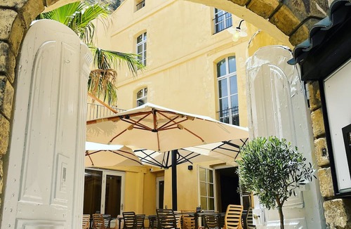 Salon-de-Provence Apartment | Exceptional Studio overlooking the patio and SPA