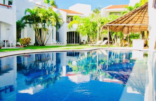 Playacar House | Executive Basic Room With Swimming Pool Air Conditioning and Parking