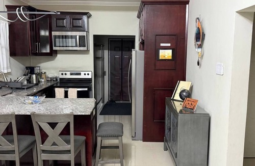 Ocho Rios House | Experience Luxury/PS5/Wifi/65`TV/Cozy Bed/5min twn