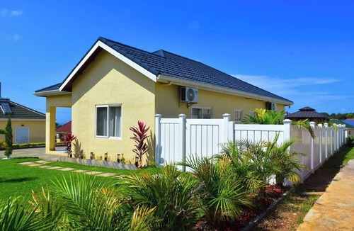 Ocho Rios House | Experience Luxury/PS5/Wifi/65`TV/Cozy Bed/5min twn