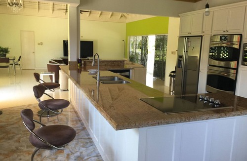 Runaway Bay Villa | Experience The Ultimate Relaxation at Our Luxurious Full-Service Villa!
