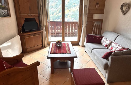 Pralognan-la-Vanoise Apartment | Family apartment with south balcony and parking in residential area