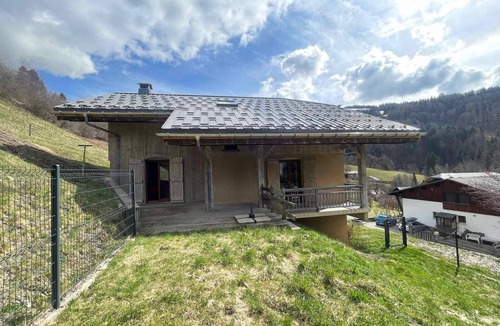 Flumet Ski Chalet | Family chalet in Flumet, 8 sleeps, balconies and garden