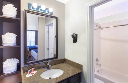 Florida Center Hotel | Family Getaway! 4 Comfy Units Close to The Wheel at ICON Park Orlando! Parking!
