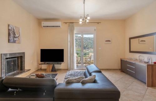 Aigio House | Family home