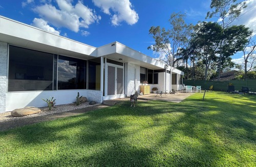 Mount Ommaney House | FANTASTIC MCM HOME OVERLOOKING MOUNT COOTHA AND BRISBANE CITY. PETS ALLOWED -