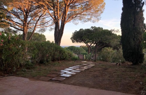 La Croix-Valmer Apartment | Farmhouse near beach in shade of umbrella pines with sea view
