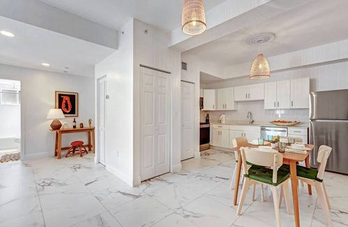 Wynwood Art District Apartment | FIFA Perfect 21KM | ArTease Wynwood Collection: Sleeps 16 & Free Parking