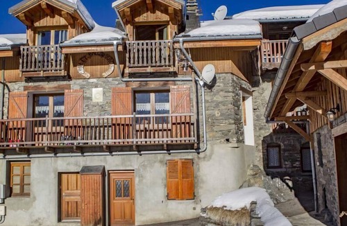 Saint-Marcel Apartment | Fireplace or stove, parking, tv, ski locker, 60m², Saint Martin de Belleville