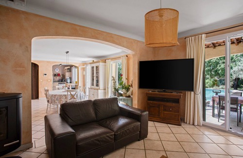 Saint-Maximin-la-Sainte-Baume Bed & Breakfast | Villa Same Guest Room with Private Pool, Wi-Fi, and Air Conditioning