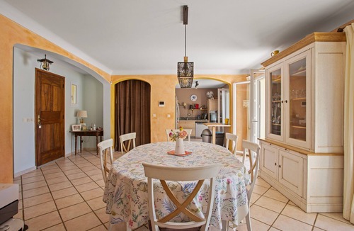Saint-Maximin-la-Sainte-Baume Bed & Breakfast | Villa Same Guest Room with Private Pool, Wi-Fi, and Air Conditioning