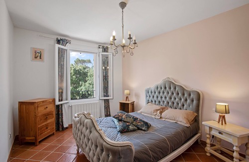 Saint-Maximin-la-Sainte-Baume Bed & Breakfast | Villa Same Guest Room with Private Pool, Wi-Fi, and Air Conditioning