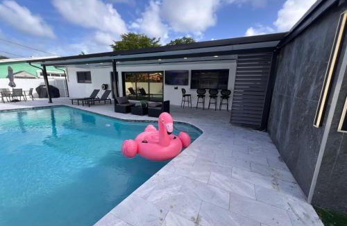 Golden Glades House | Fun n Chic house with pool in Miami
