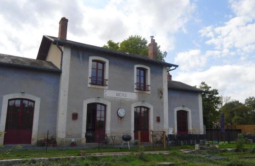 Mers-sur-Indre House | Gîte 13 pers. dans une ancienne gare avec piscine, jardin clos, terrasse et équipements PMR - FR-1-591-166