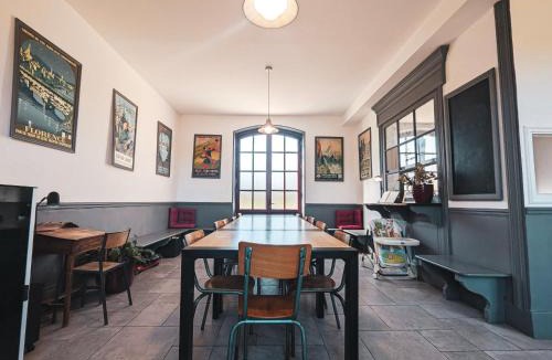 Mers-sur-Indre House | Gîte 13 pers. dans une ancienne gare avec piscine, jardin clos, terrasse et équipements PMR - FR-1-591-166