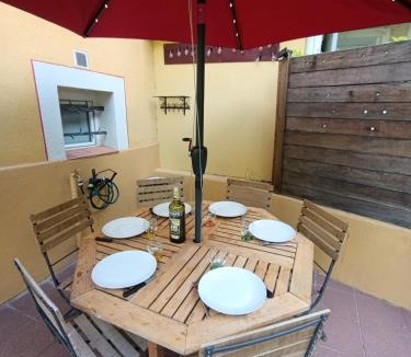 Barjols House | Gîte 9 personnes en Provence Verte ,Vallon des Carmes à pied, Terrasse, Clim, Linge inclus, Jeux et borne arcade au calme