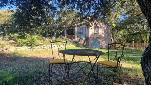 Saint-Antonin-du-Var House | Gîte au calme, en pleine nature, chiens acceptés gratuitement et tennis