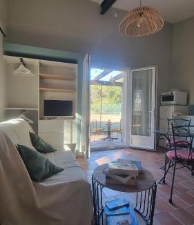 Saint-Antonin-du-Var House | Gîte au calme, en pleine nature, chiens acceptés gratuitement et tennis