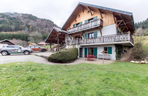 Orcier House | Gîte Au Pré De La Basse – Chalet with Mountain Views near Lake Geneva