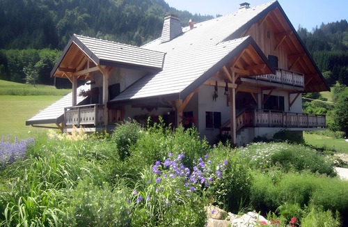 Orcier House | Gîte Au Pré De La Basse – Chalet with Mountain Views near Lake Geneva