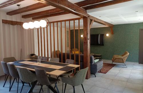 Bruere-Allichamps House | Gîte haut de gamme face à l'abbaye de Noirlac - 5 ch, 5 sdb, clim, terrasse privée - FR-1-586-26