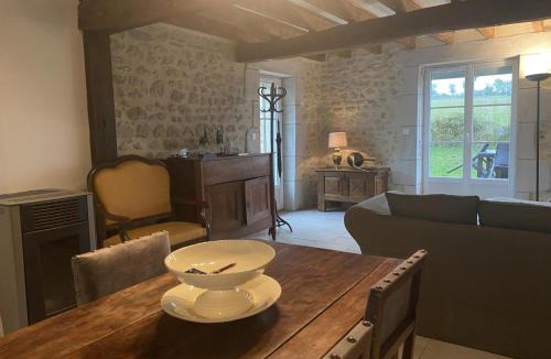Saint-Priest-d'Andelot House | Gîte rénové, draps inclus, terrasse, salle de jeux, poêle, WiFi, animaux OK, parking, campagne calme - FR-1-489-410